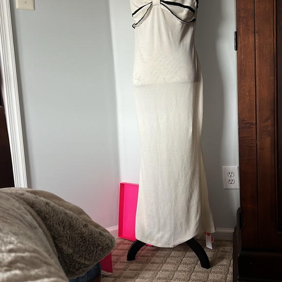 Long Elegant white with black trim summer island dress - Picture 3 of 3